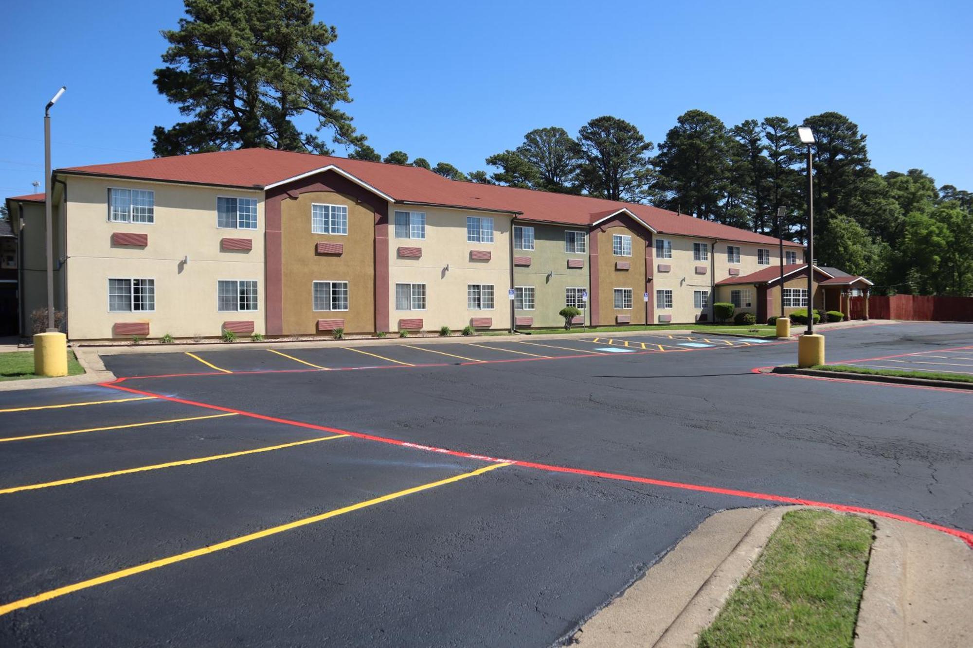 Hometown Inn & Suites Longview Exterior photo